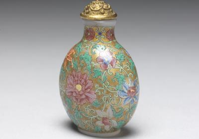 图片[2]-Glass-body painted enamel snuff bottle with a scrolling floral design on a gold background, Qianlong reign (1735-1796), Qing dynasty-China Archive